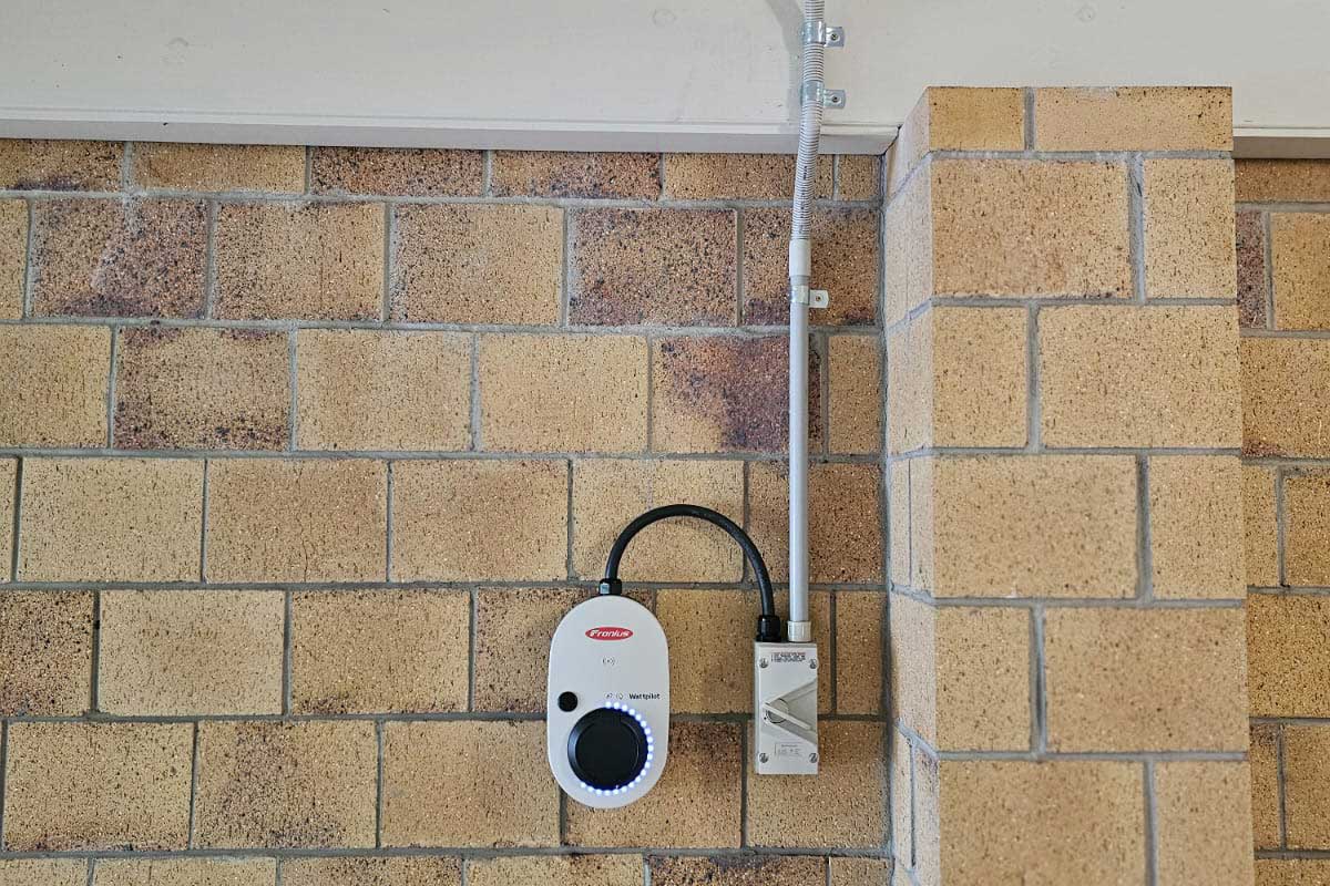 EV-Charger-04 Electric Vehicle (EV) Chargers